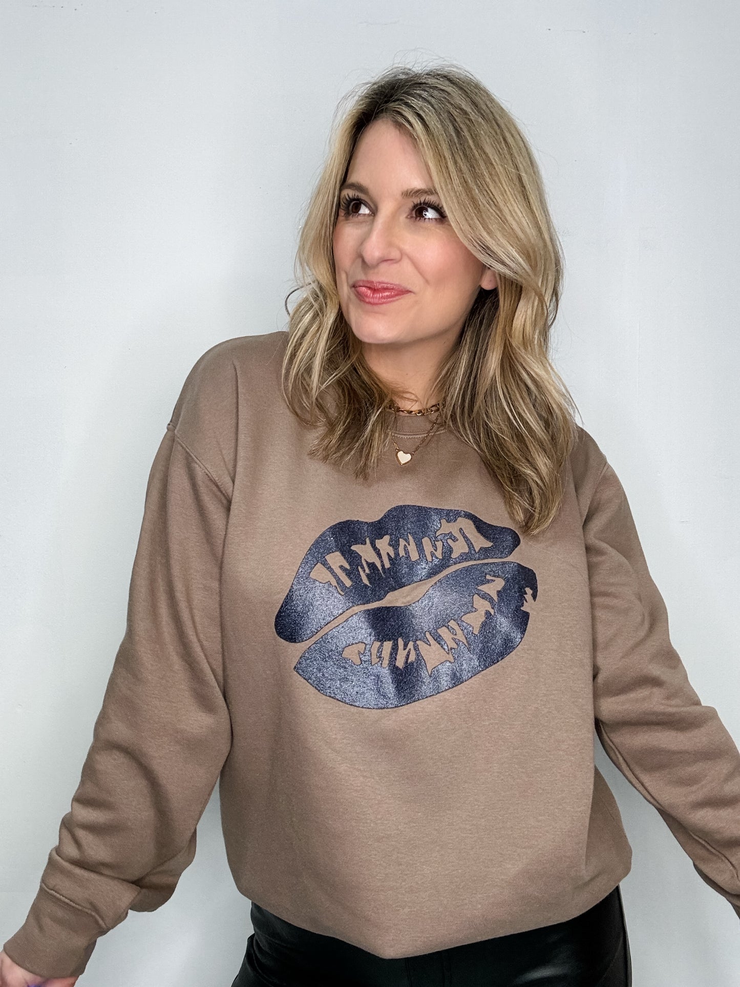 Black Glitter Lips Sweatshirt in Mocha
